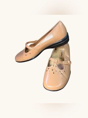 Thom McAn Leather Mary Jane Comfort Shoes Tan Cutout Flats Women’s Size 8